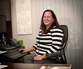 a woman in a office Showing a woman in a office